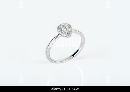 Diamant-Ring mit Gold und Silber und Edelsteinen. Schuss stehend oben und von oben. Stockfoto