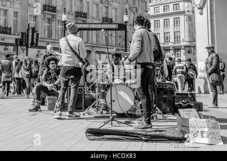 "Durst" machen Sie eine Pause vom Spielen im Freien u-Bahnstation Oxford Circus. Stockfoto