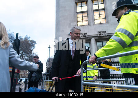 London, UK. 8. Dezember 2016. Geschäftsfrau Gina Miller, kommen die Richter und Anwälte im Supreme Court für den letzten Tag der viertägigen Verhandlung. Die Regierung von Premierminister Theresa May suchen, ein Urteil zu stürzen, dass es parlamentarische Genehmigung vor Austritt auslösen muss. Bildnachweis: Alberto Pezzali/Pacific Press/Alamy Live-Nachrichten Stockfoto