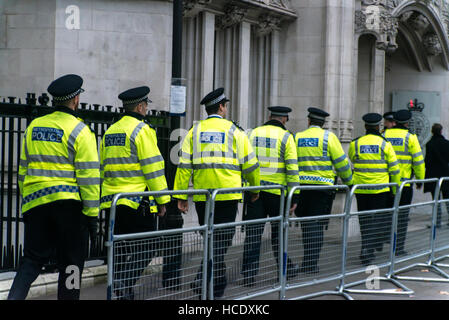 London, UK. 8. Dezember 2016. Geschäftsfrau Gina Miller, kommen die Richter und Anwälte im Supreme Court für den letzten Tag der viertägigen Verhandlung. Die Regierung von Premierminister Theresa May suchen, ein Urteil zu stürzen, dass es parlamentarische Genehmigung vor Austritt auslösen muss. Bildnachweis: Alberto Pezzali/Pacific Press/Alamy Live-Nachrichten Stockfoto