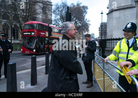 London, UK. 8. Dezember 2016. Geschäftsfrau Gina Miller, kommen die Richter und Anwälte im Supreme Court für den letzten Tag der viertägigen Verhandlung. Die Regierung von Premierminister Theresa May suchen, ein Urteil zu stürzen, dass es parlamentarische Genehmigung vor Austritt auslösen muss. Bildnachweis: Alberto Pezzali/Pacific Press/Alamy Live-Nachrichten Stockfoto