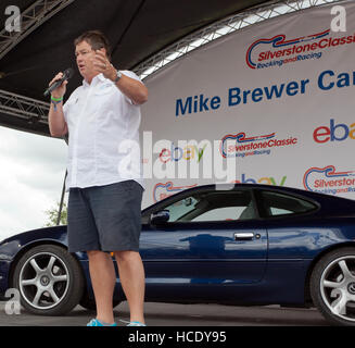 Mike Brewer präsentiert seine live Auto Klinik zeigen im 2016 Silverstone Classic Stockfoto