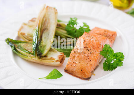 Gebackenen Lachs mit italienischen Kräutern und garniert mit Chicorée Stockfoto