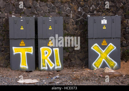 Deutschland, North Rhine-Westphalia, Köln, Graffiti auf Strom-Boxen im Stadtteil Deutz. Stockfoto