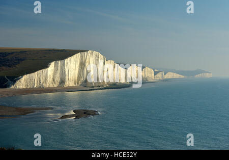 Sieben Schwestern Kreidefelsen. Die kultigen Sussex Küste Ansicht der South Downs National Park mit eine tiefstehende Sonne Stockfoto