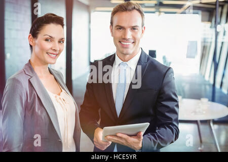 Porträt von Unternehmer und Unternehmerin mit digital-Tablette Stockfoto