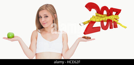 Zusammengesetztes Bild Porträt der jungen Frau mit Apfel und cookie Stockfoto