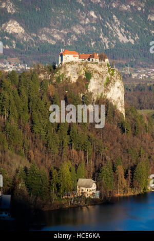 Burg von Bled auf einer hohen Klippe über dem See von Bled, Slowenien Stockfoto