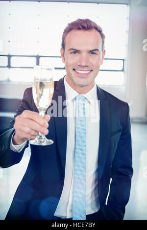 Porträt der Geschäftsmann hält Sektflöte "Soirée" Stockfoto