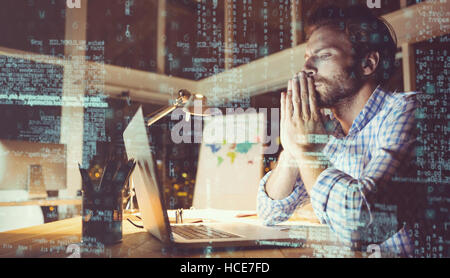 Überarbeitete Geschäftsmann arbeitet in der Nacht Stockfoto