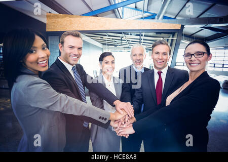 Geschäft Leute Hände übereinander gestapelt Stockfoto