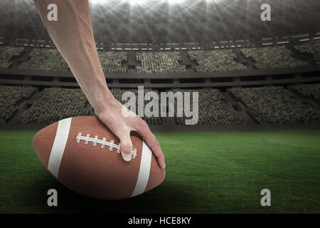 Zusammengesetzte Bild 3D von american Football-Spieler den Ball platzieren Stockfoto