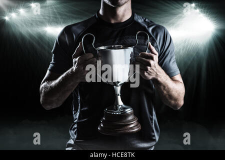 Zusammengesetzte Bild 3D der siegreichen Rugbyspieler holding trophy Stockfoto