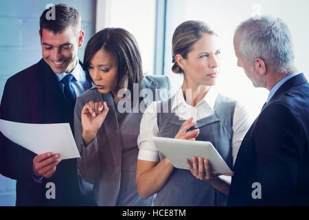 Geschäftsleute, die Arbeit im Büro Stockfoto