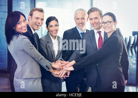 Porträt der Geschäft Leute Hände übereinander gestapelt Stockfoto