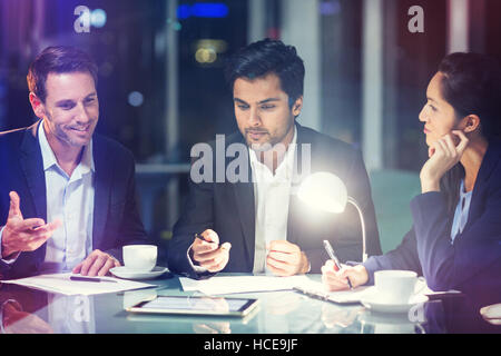 Gruppe von Geschäftsleuten, die Diskussion über digital-Tablette Stockfoto