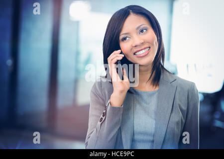 Attraktive Geschäftsfrau, telefonieren mit Handy Stockfoto