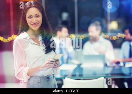 Geschäftsfrau Holding Handy Stockfoto