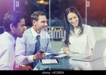 Geschäftsfrau mit Kollegen diskutieren Stockfoto