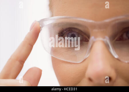 Ärztin, die das Tragen von Schutzbrille in Klinik Stockfoto