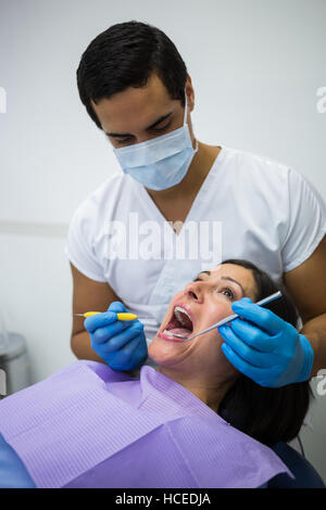 Prüfung von weiblichen Patienten Zähne Zahnarzt Stockfoto