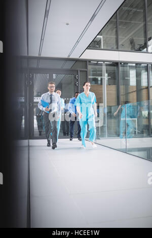 Ärzte und Krankenschwestern, die rauschenden für Notfall Stockfoto