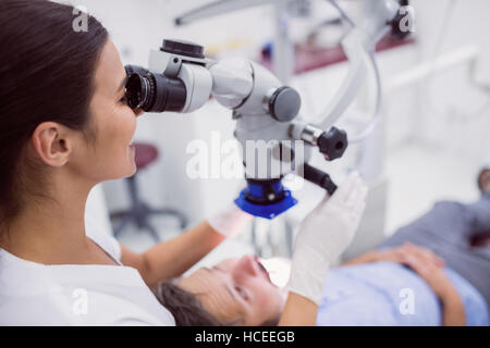 Zahnärztin untersuchen Patienten Stockfoto