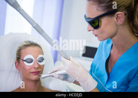 Patientin immer rf heben Verfahren Stockfoto