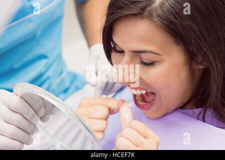 Patientin, die ihre Zähne Zahnseide Stockfoto