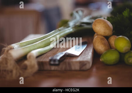 Nahaufnahme von frischem Gemüse auf Küchenarbeitsplatte Stockfoto