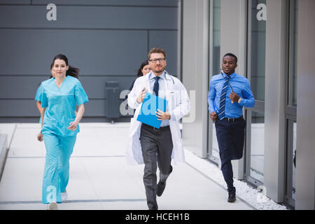 Ärzte und Krankenschwestern, die rauschenden für Notfall Stockfoto