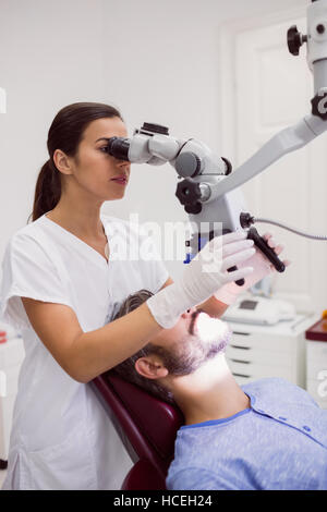 Zahnärztin untersuchen Patienten Stockfoto