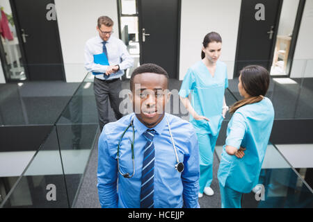 Arzt im Krankenhausflur stehen Stockfoto