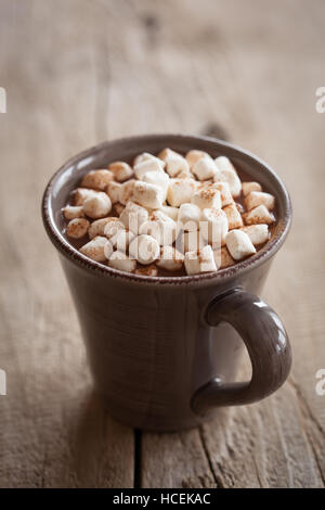 heiße Schokolade mit Mini Marshmallows Erwärmung trinken Stockfoto