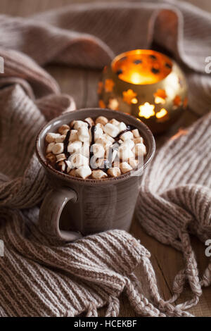 heiße Schokolade mit Mini Marshmallows Erwärmung trinken Stockfoto