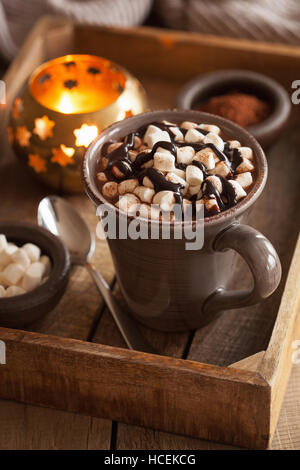 heiße Schokolade mit Mini Marshmallows Erwärmung trinken Stockfoto