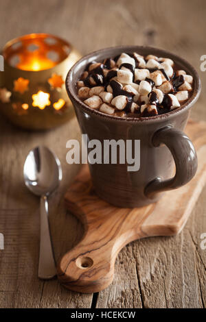 heiße Schokolade mit Mini Marshmallows Erwärmung trinken Stockfoto