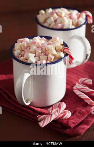 heiße Schokolade mit Mini Marshmallow Zuckerstange Stockfoto