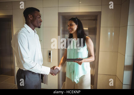 Geschäftsmann und ein Kollege Händeschütteln Stockfoto