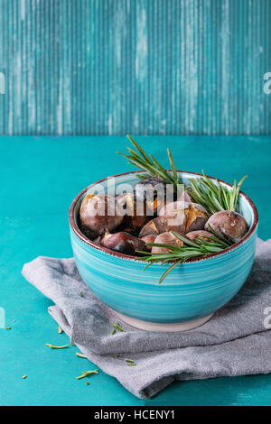 Gebratene Kastanien in der Asche Stockfoto