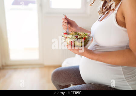 Schwangere Frau frische gesunde Salat essen Stockfoto