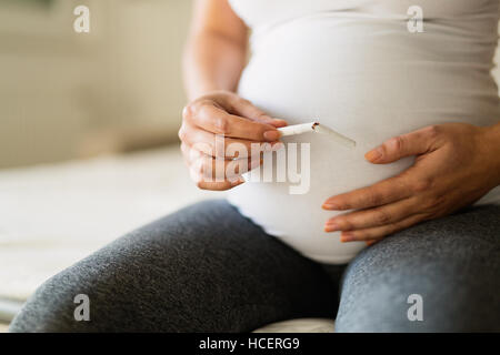 Rauchen ist eine schlechte Angewohnheit, die während der Schwangerschaft verboten Stockfoto