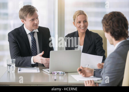 Geschäftsleute im Tagungsraum Stockfoto