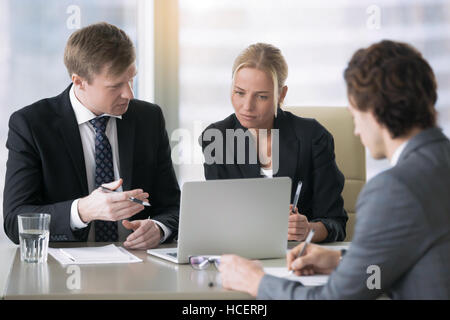 Geschäftsleute suchen Präsentation am Laptop-Bildschirm Stockfoto