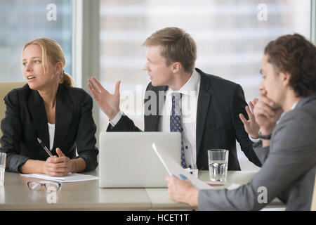 Chef anzuschreien seine Arbeiter Stockfoto