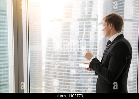 Geschäftsmann im Büro Stockfoto