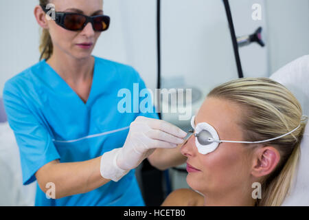 Hautarzt Anpassung eine Schutzbrille Stockfoto