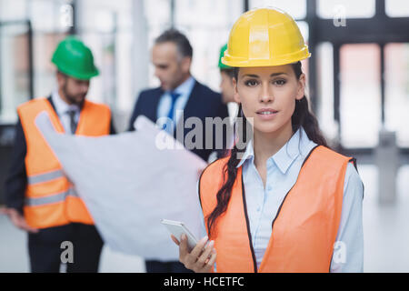 Architektin Holding Handy Stockfoto