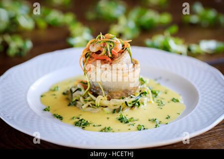Fisch Brötchen mit Shrimps und Sahnesoße, Kräuter Gemüse auf einem weißen Teller Stockfoto