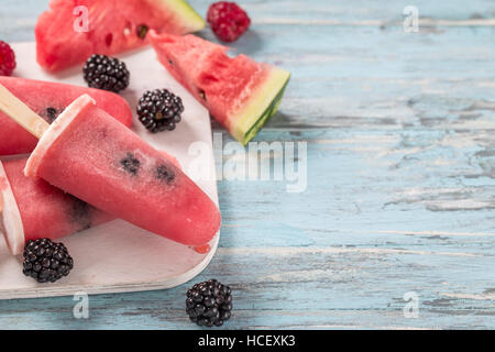 Hausgemachte Wassermelone und Blackberry Eis am Stiel Stockfoto
